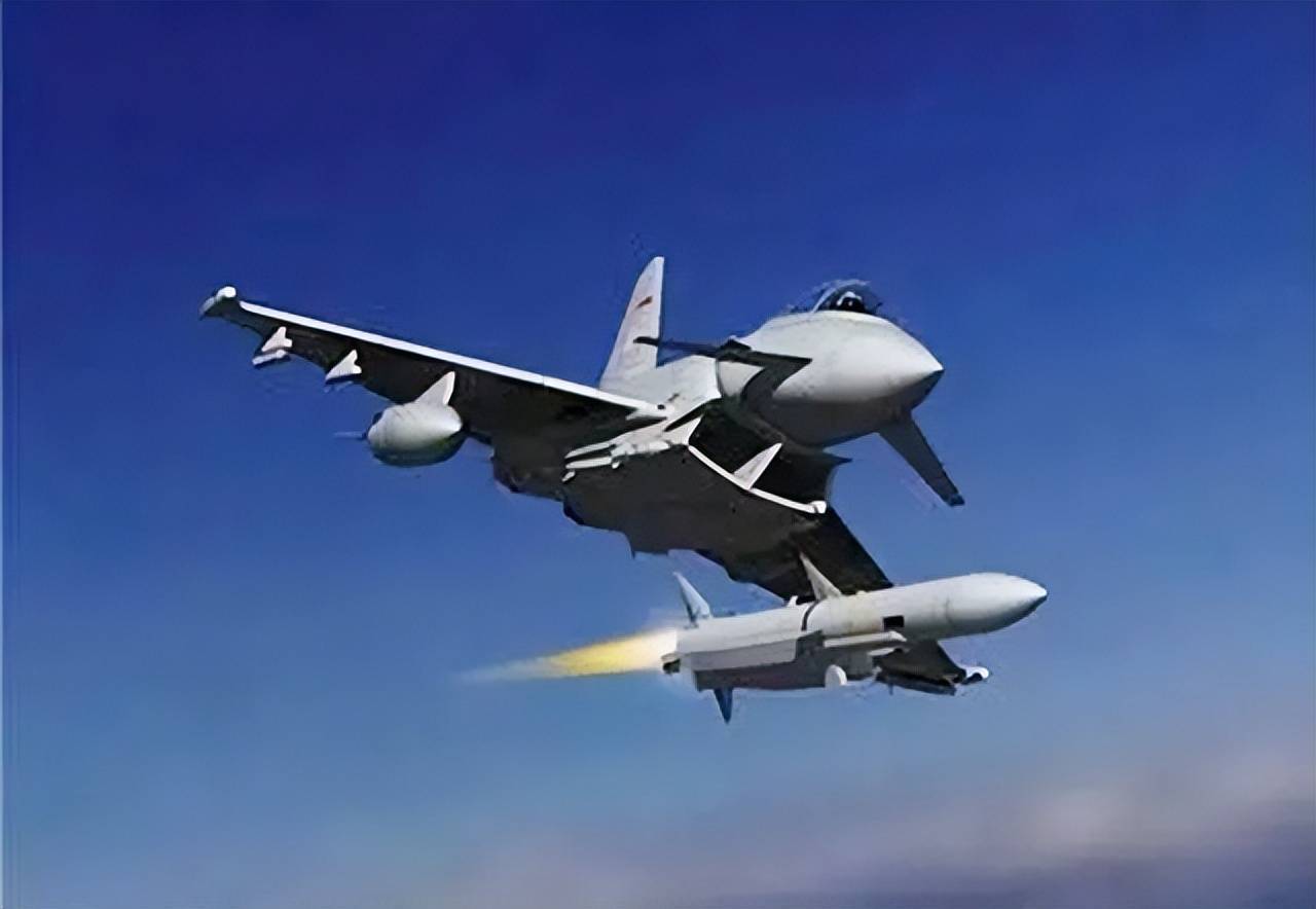 8发射的导弹点火后卡在机翼,战机瞬间灼烧发生侧偏