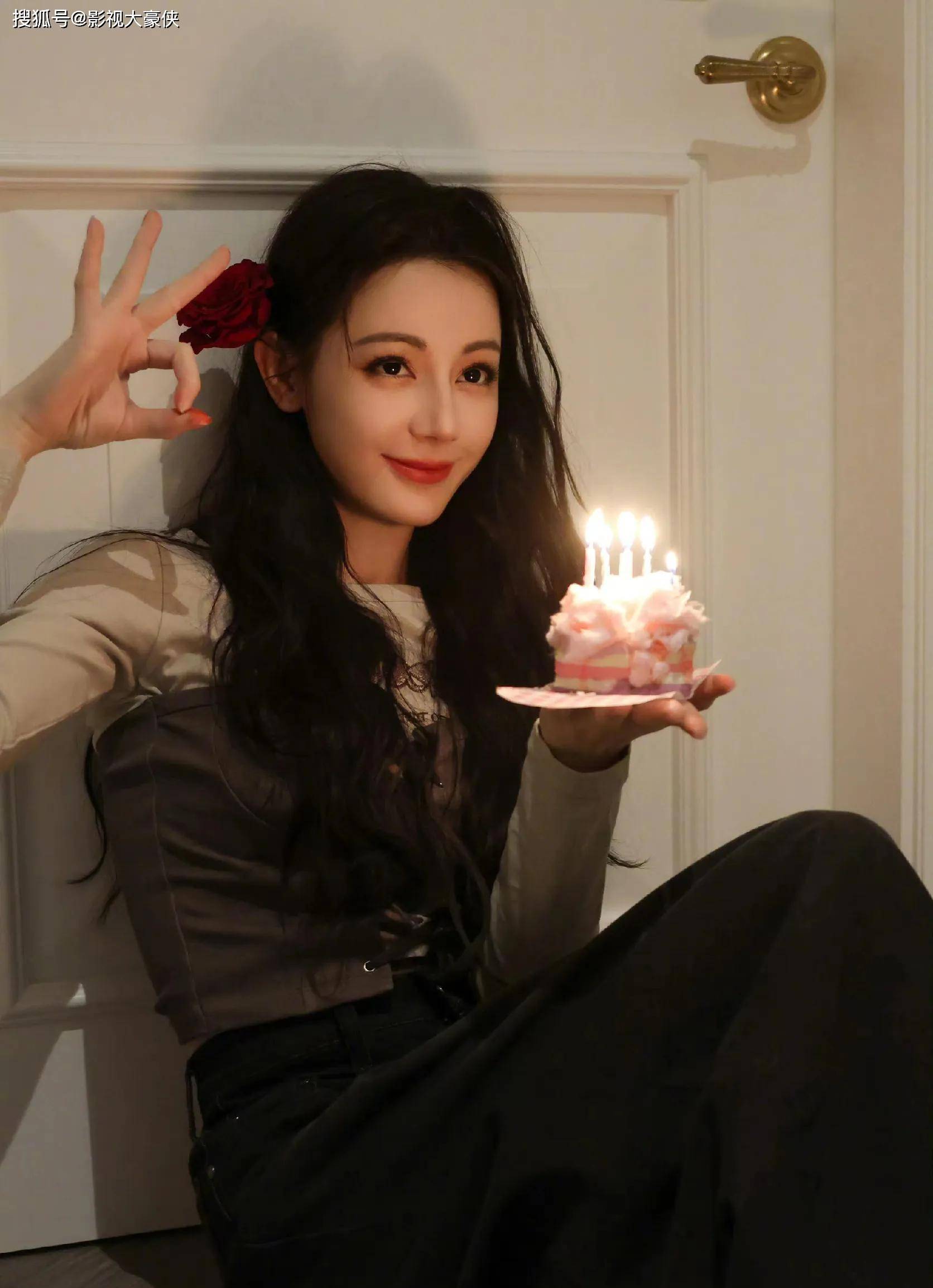 迪丽热巴生日宴百万排场破防!旧机票戳中全网泪点,奢华与朴素的碰撞