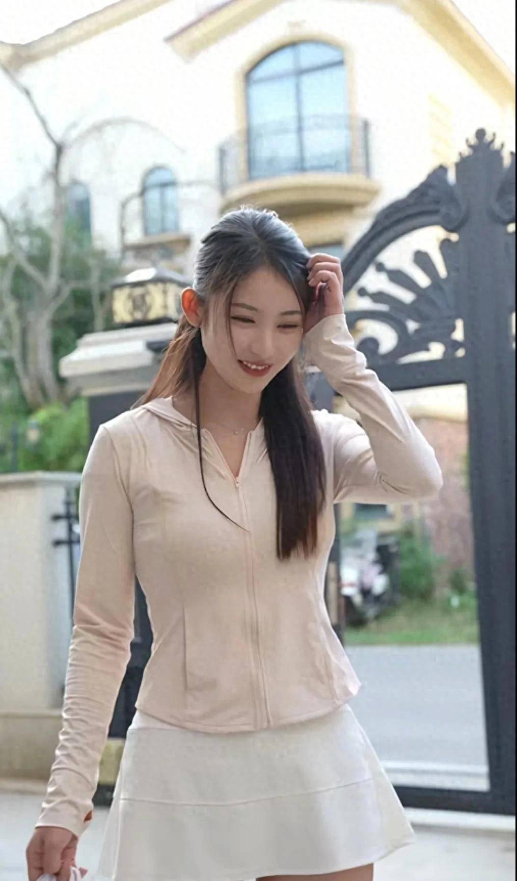 湖北妹子下河抓鱼摔泥潭成网红,网友吵翻天:是真的还是演的?