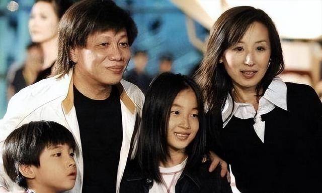 77岁梁小龙现状:现身深圳,和小20岁妻子低调,精气十足宝刀未老