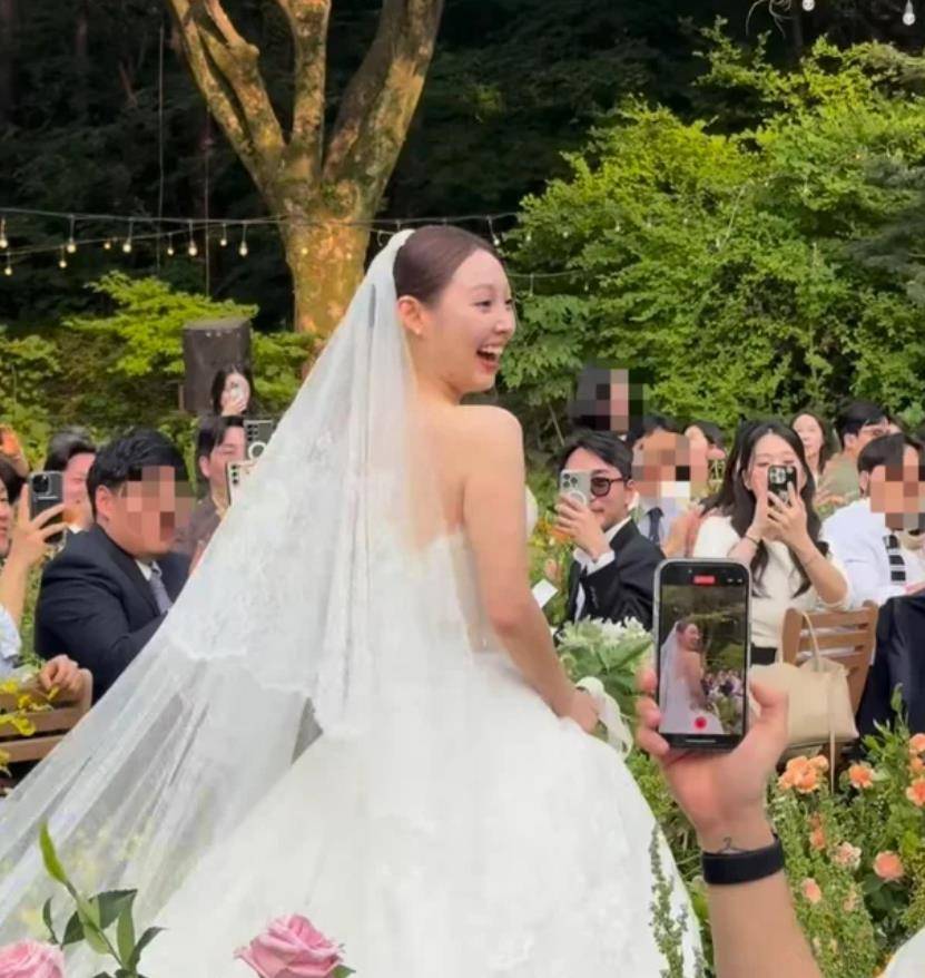 韩女星婚礼,知名男星晒出“接到新娘捧花” 插图1 韩女星婚礼,知名男星晒出“接到新娘捧花” 插图1