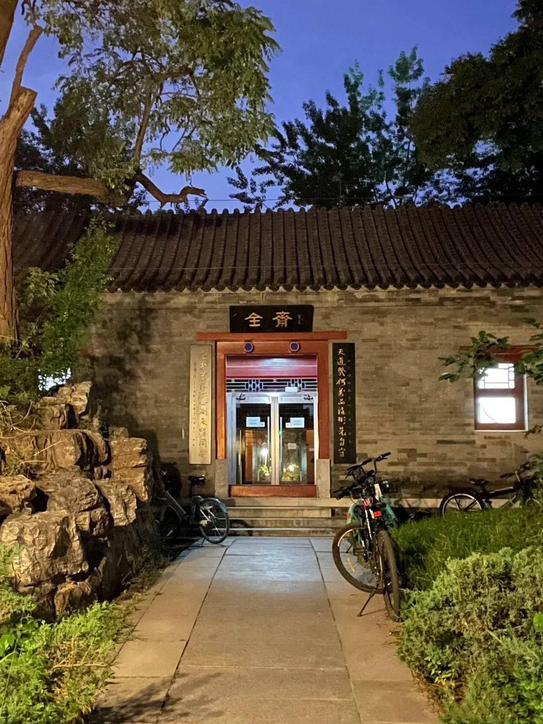 图片[8]-韦东奕北大办公室室内照曝光，朴素整洁又干净，手机还在用老人机 -华闻时空