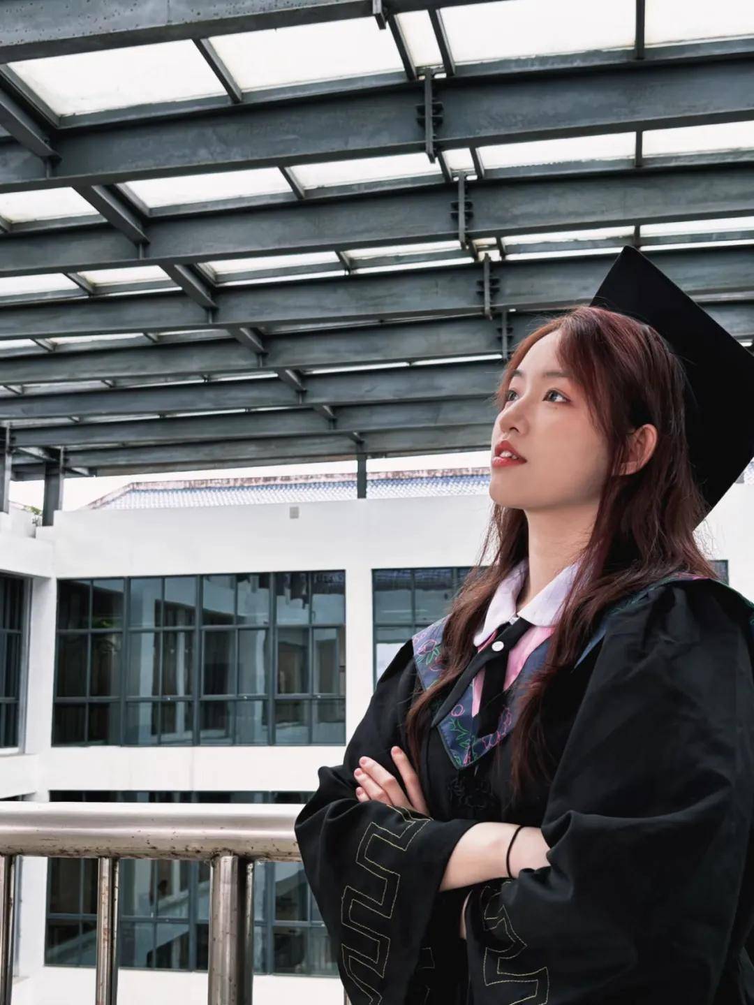 10个学士服拍照动作,真实但惊艳,是学姐呀