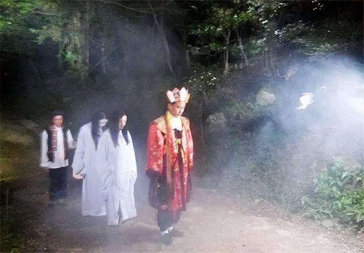 湘西最后一位赶尸人,真实还原恐怖赶尸场景,并上演死鸡复活术