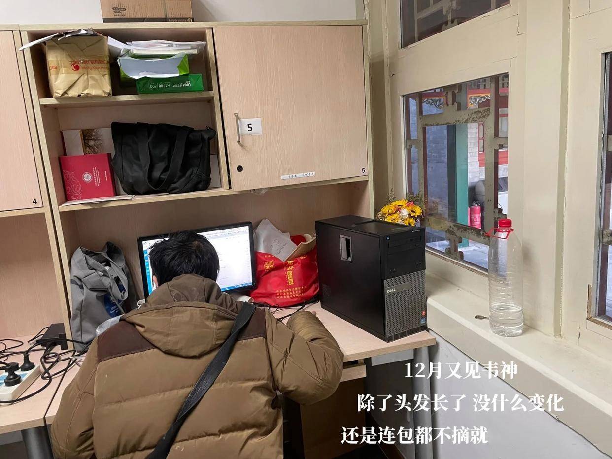 图片[7]-韦东奕北大办公室室内照曝光，朴素整洁又干净，手机还在用老人机 -华闻时空