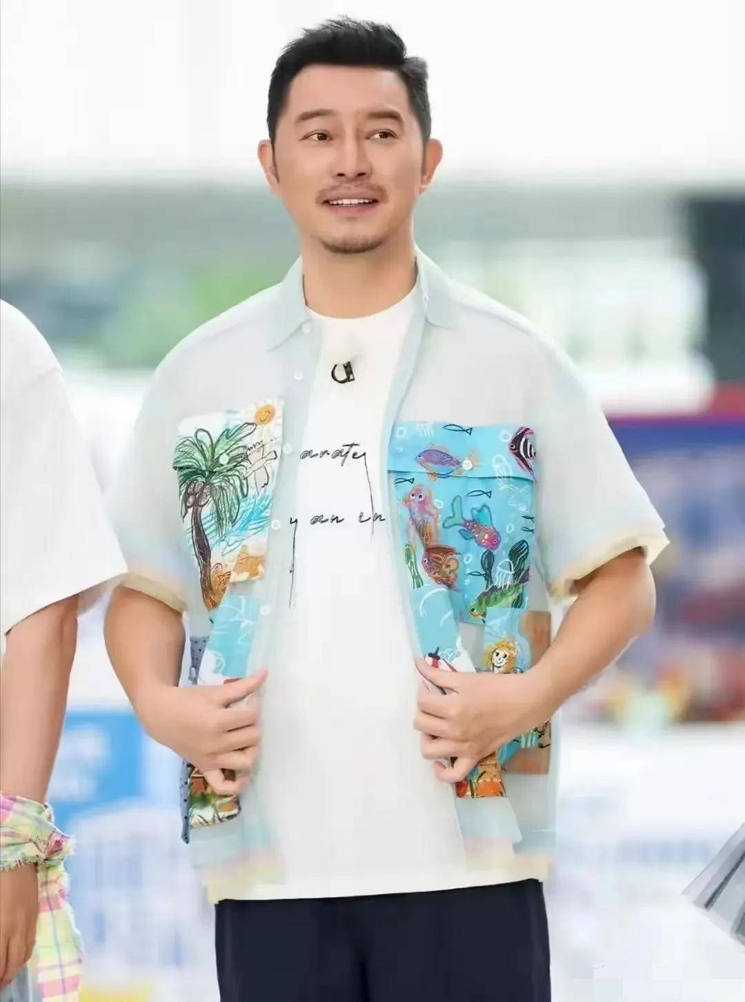 47岁沙溢现身武汉广电, 真人又黑又瘦, 工作人员纷纷夸赞帅气!