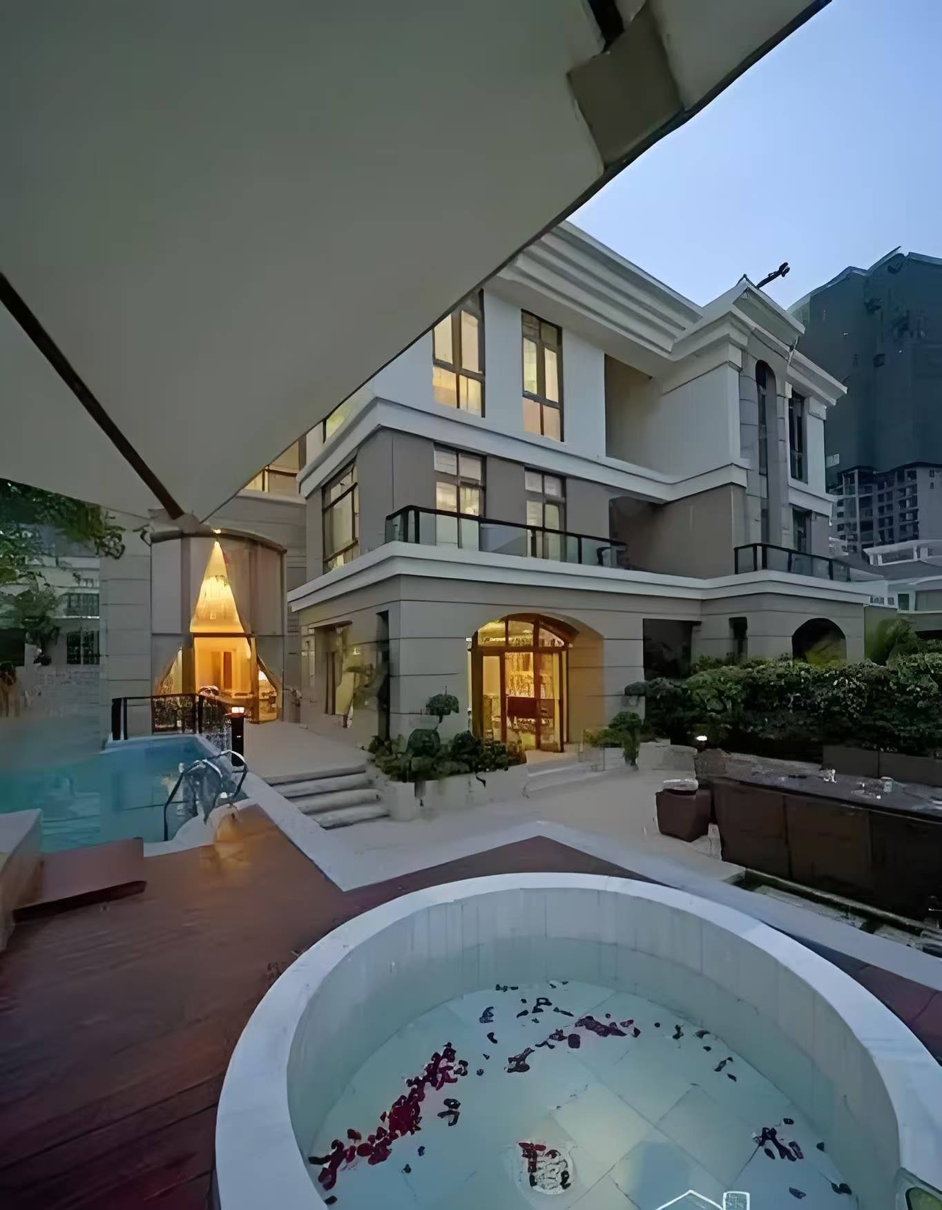 明星国外豪宅:陈冠希木质别墅别致,郎平家温馨,田震生活悠闲!