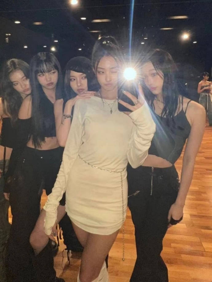 韩国财阀三代勇闯KPOP,新世界集团外孙女文徐允混声组合出道 插图1 韩国财阀三代勇闯KPOP,新世界集团外孙女文徐允混声组合出道 插图1