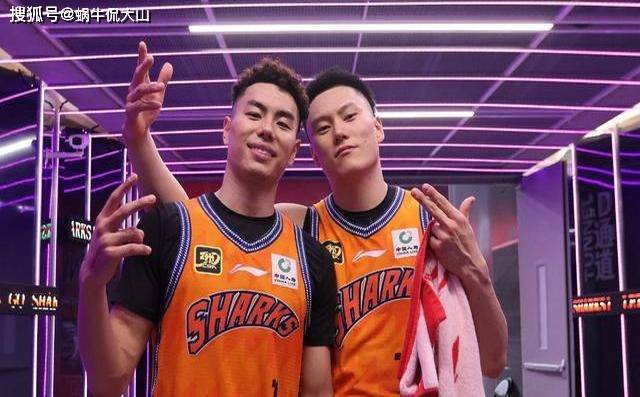 中国男篮离谱一幕！球星场均15分落选国家队，队友场均5分却入选