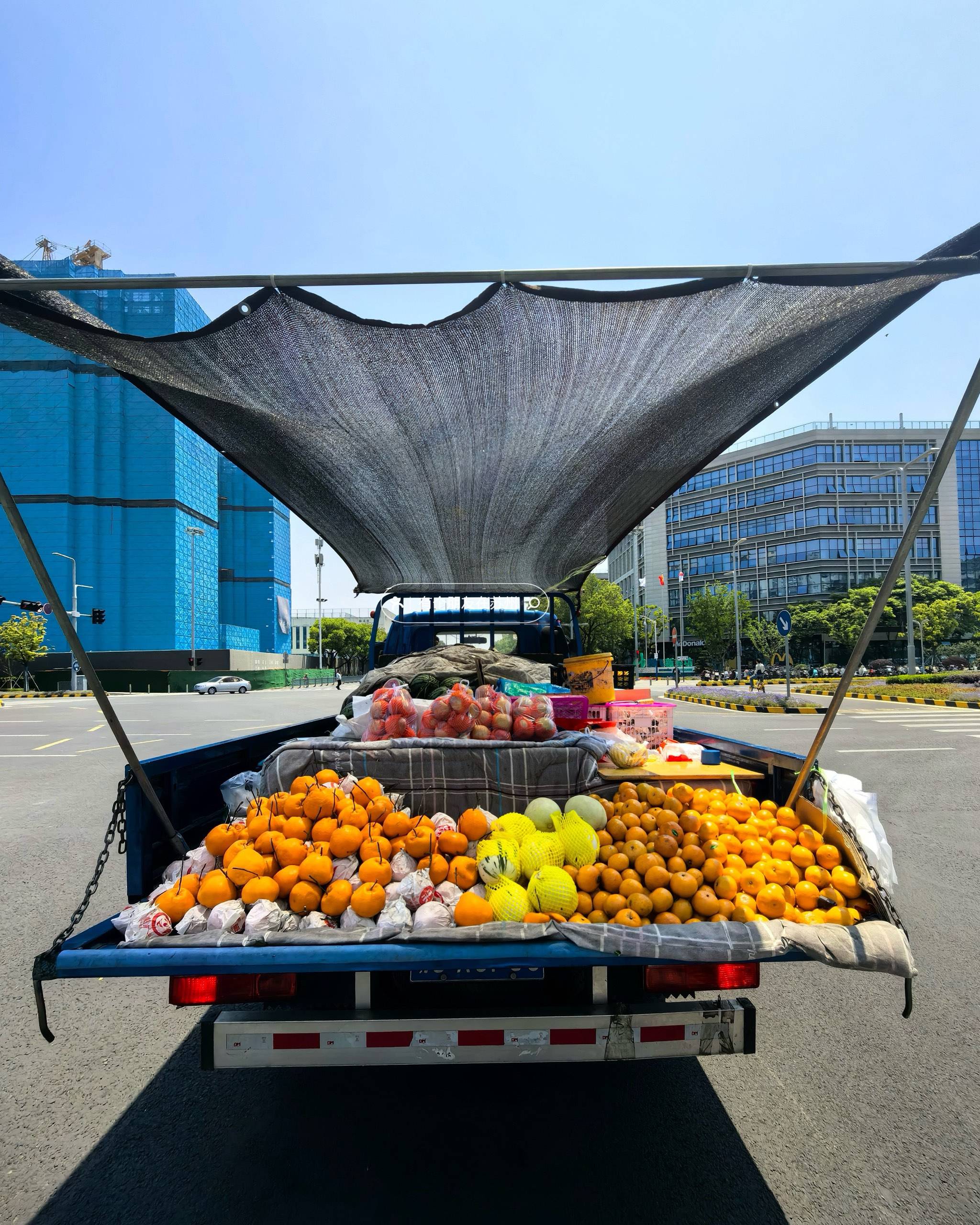 我照常骑着电动车去上班,路过路口时,一眼就看到了亲戚的水果摊