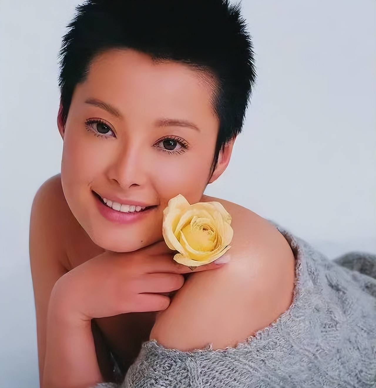 袁立暴瘦回春!与三婚老公巴黎度假,曾被人当"逃单客"气愤不已