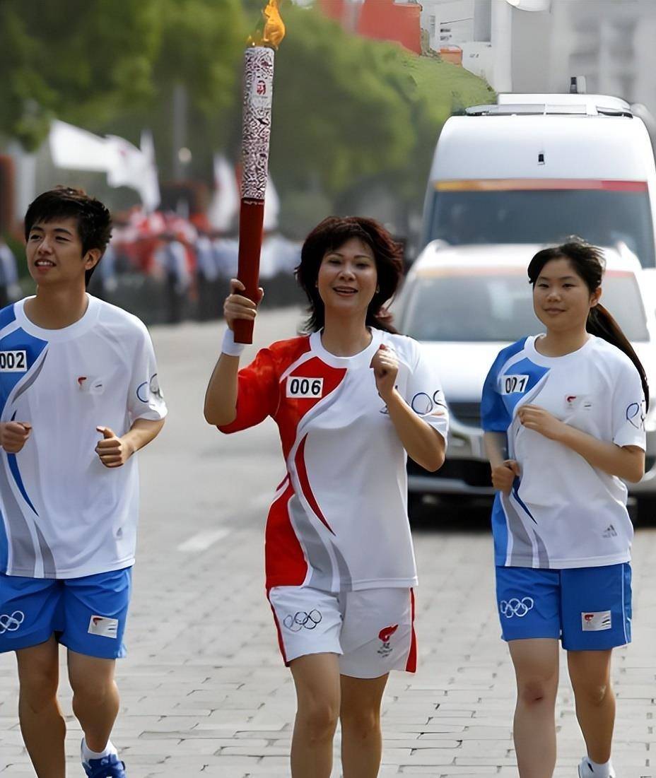 乒乓女皇曹燕华烟酒不离身却拿下59块金牌,二婚嫁1.93米帅哥