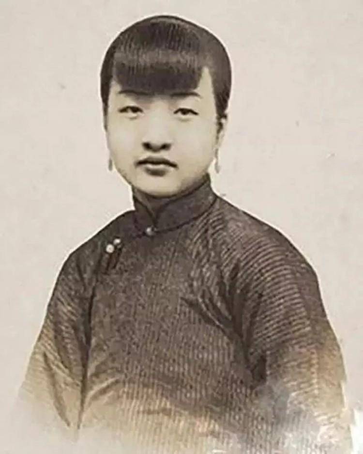 而他的七弟,盛升颐,虽然生活状况稍好,但同样陷入了政治斗争的漩涡