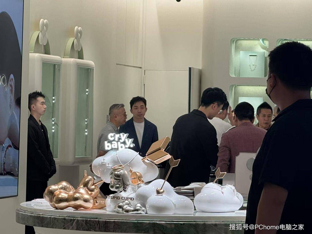 河南新首富王宁现身上海：出席泡泡玛特店铺开业剪彩仪式