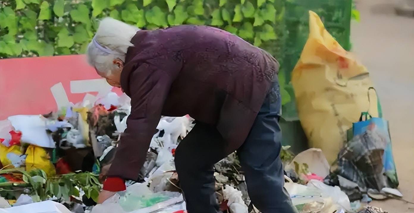 2013年,汶川县委书记的母亲捡垃圾,感动一时,5年后他被判16年