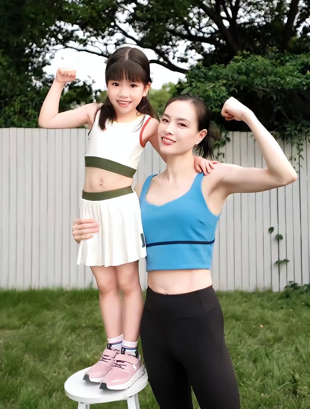 吴敏霞7岁女儿晒马甲线,直呼"不是人人都有吗"?亲爹留言引爆笑