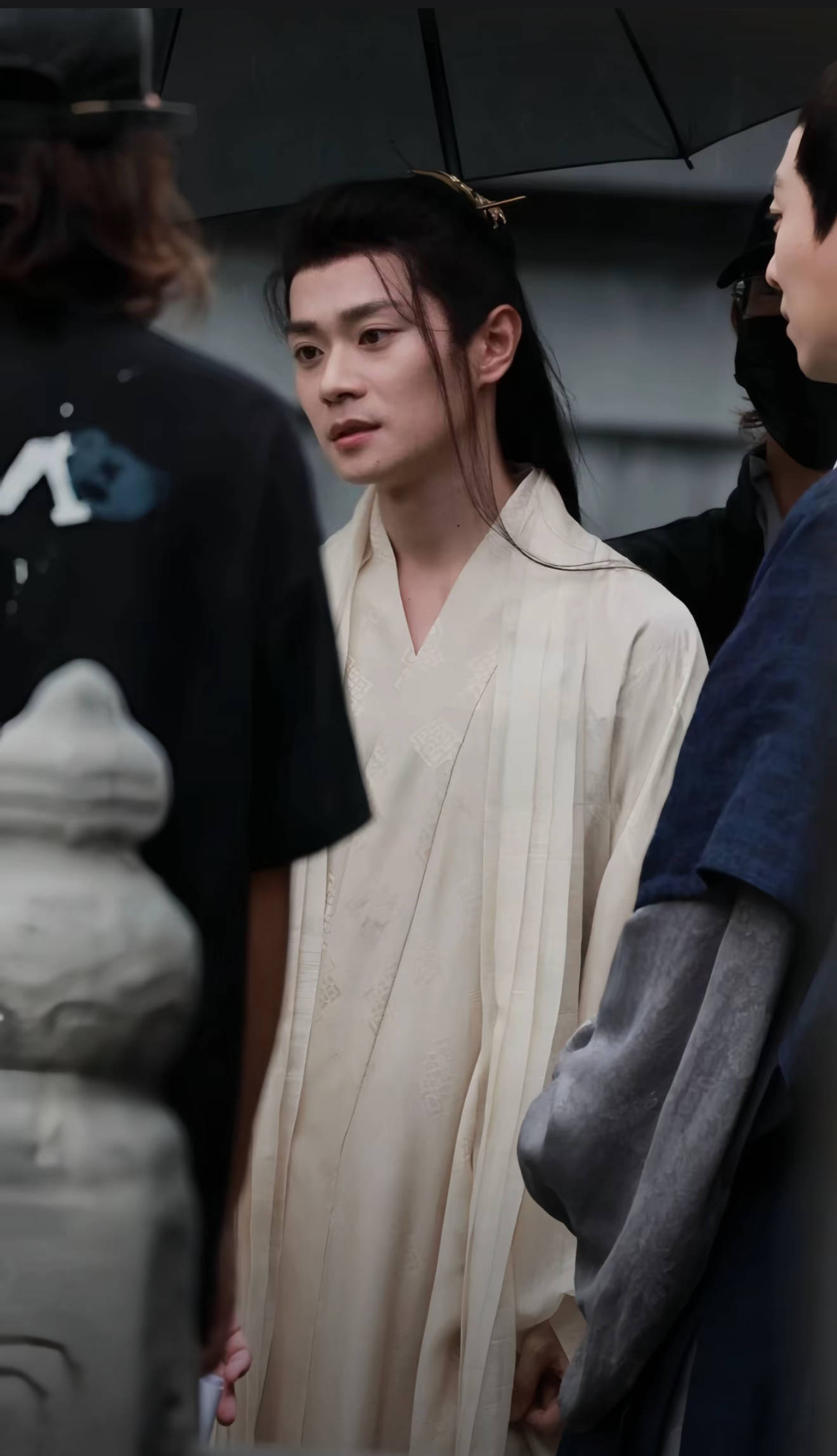 曹骏《玉茗茶骨》爬行戏走红全网胸肌瘦如排骨连于正也为之折服