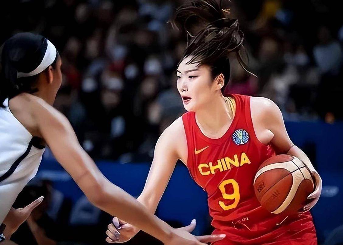 李梦缺席亚洲杯真相揭秘：球迷呼吁公正对待，商业价值不减反增