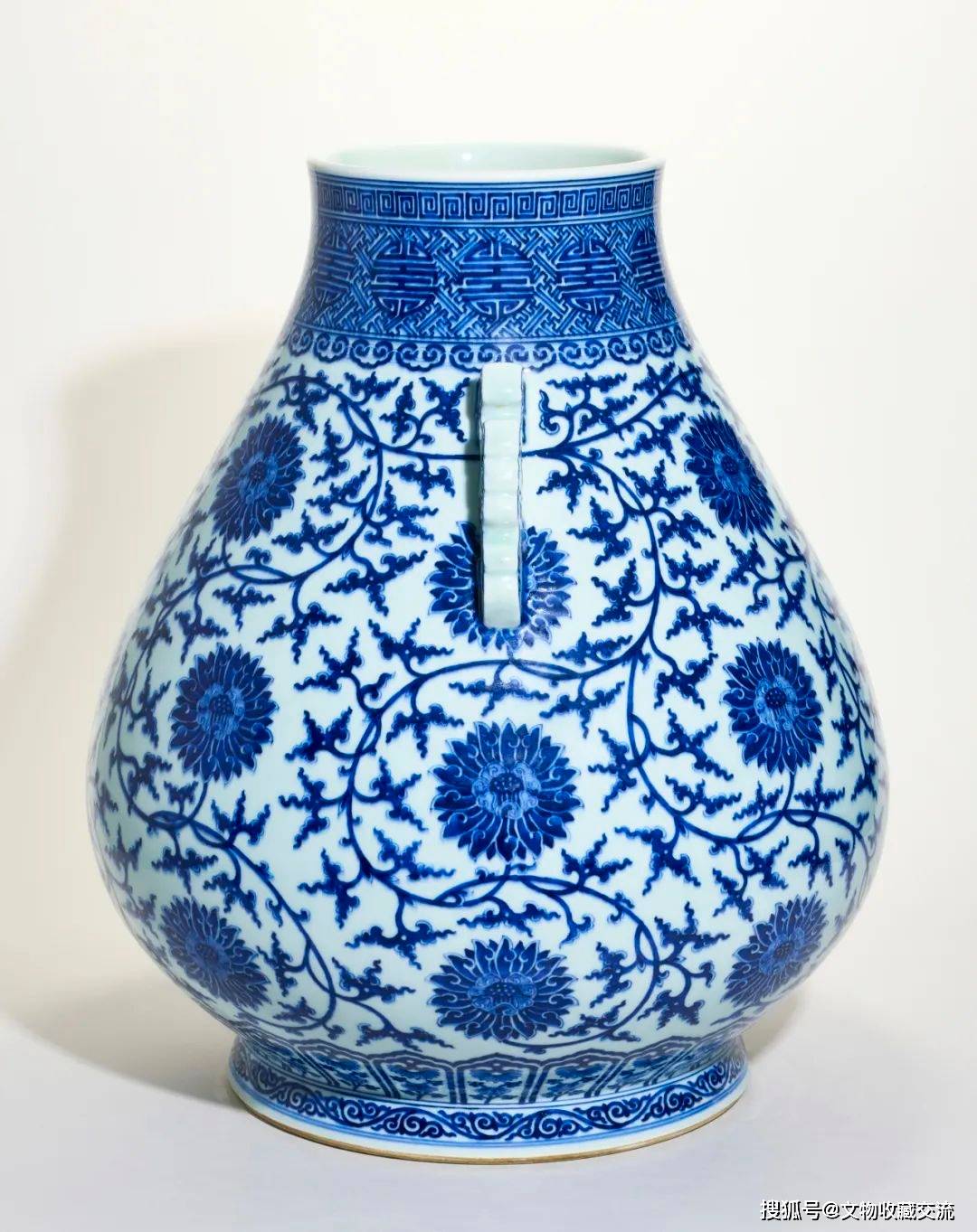 中国大清乾隆年製青花缠枝花紋双耳 尊、高约33.5cm x径22x口径13cm、 清乾隆青花缠枝花卉纹双龙耳鹿头尊| 上海仲轩2025消夏珍品!_