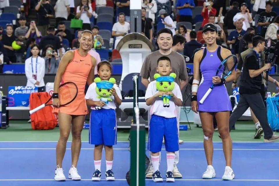 中国网球双星闪耀柏林站！郑钦文携手王欣瑜冲击WTA500冠军
