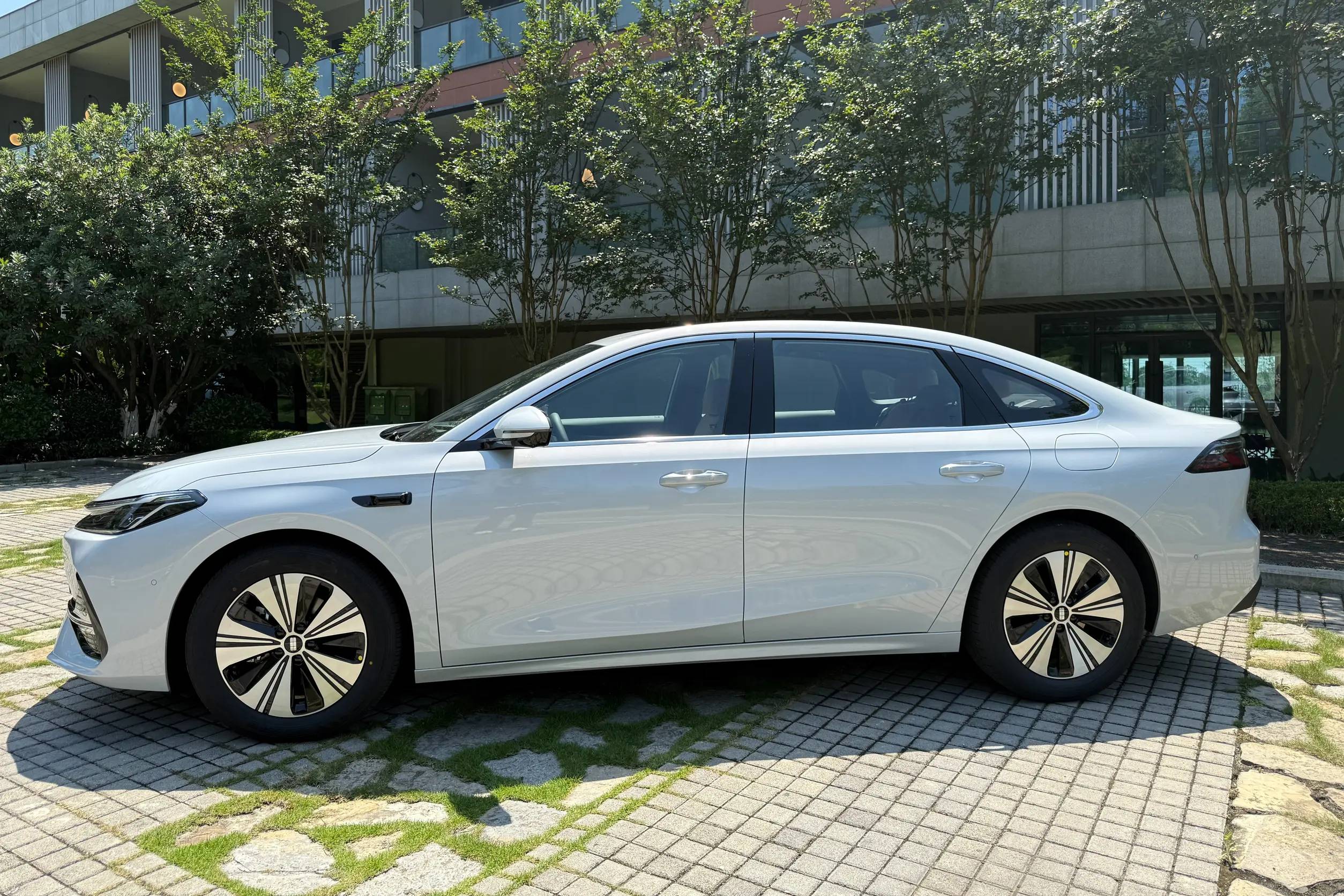 秦L对手来了！吉利银河A7实车亮相，长4918mm+大空间，或9万起？