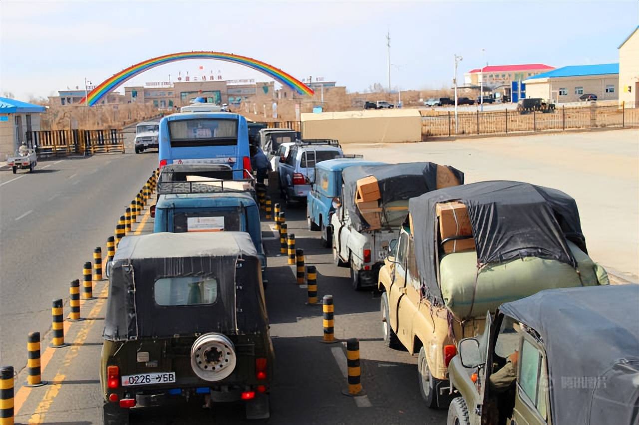 中蒙边境出现震撼场景,蒙古国人举动令人感慨万千