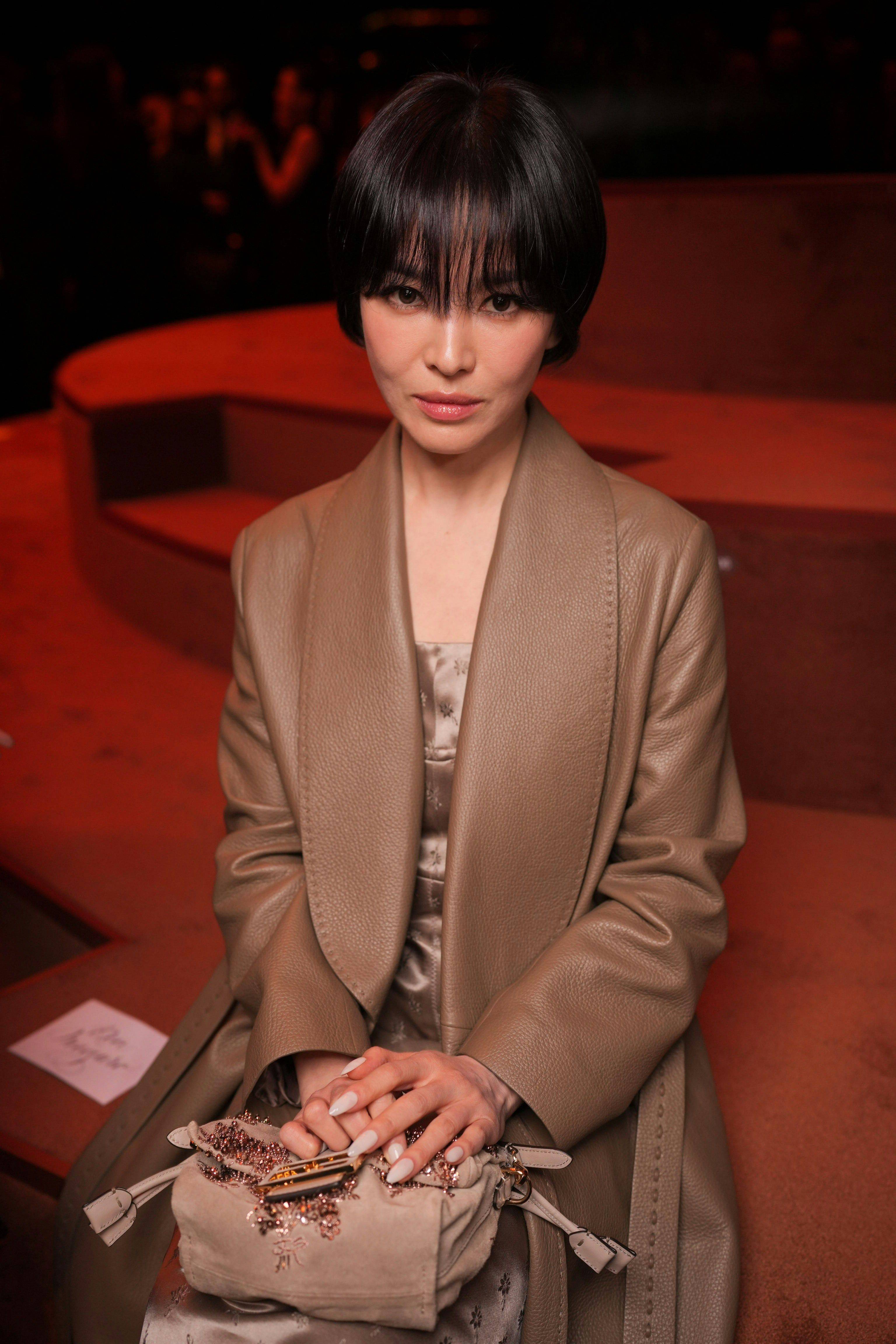 43岁宋慧乔短发新造型 纤瘦身形引网友惊叹"美了一辈子"