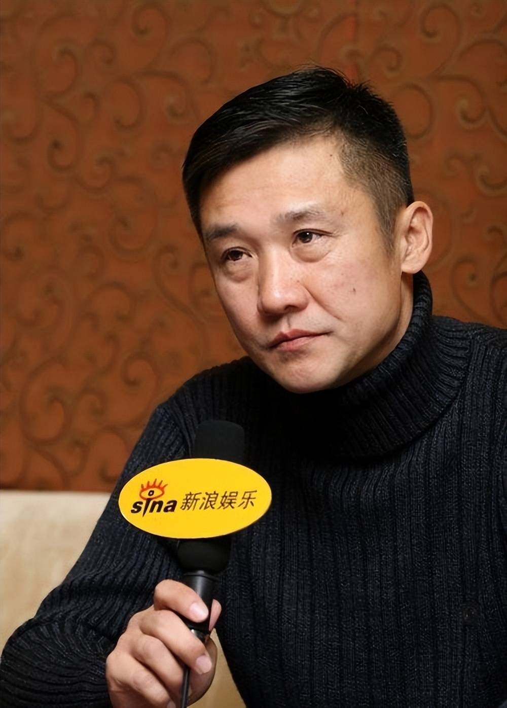 出轨传闻真假难辨,净身出户一无所有,连亲儿子都不愿见面