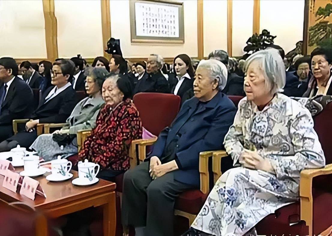 她绝对是最低调的“夫人”，骑自行车上下班，如今92岁仍健在_华国锋_韩芝俊_革命
