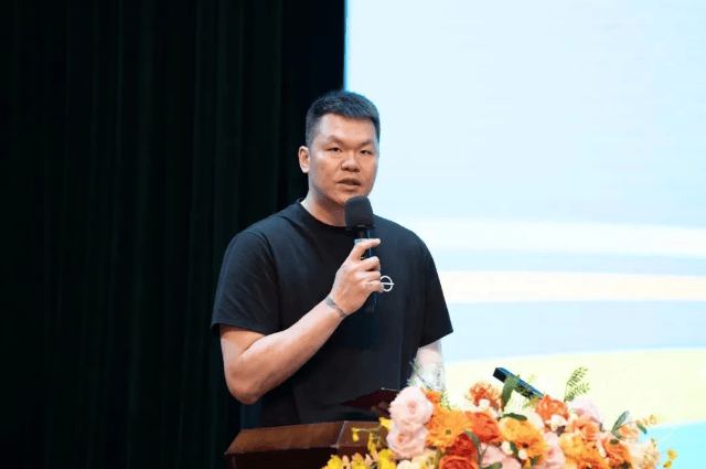 恭喜上岸，离队广东？朱芳雨亮相，新岗位锁定，工资级别曝光