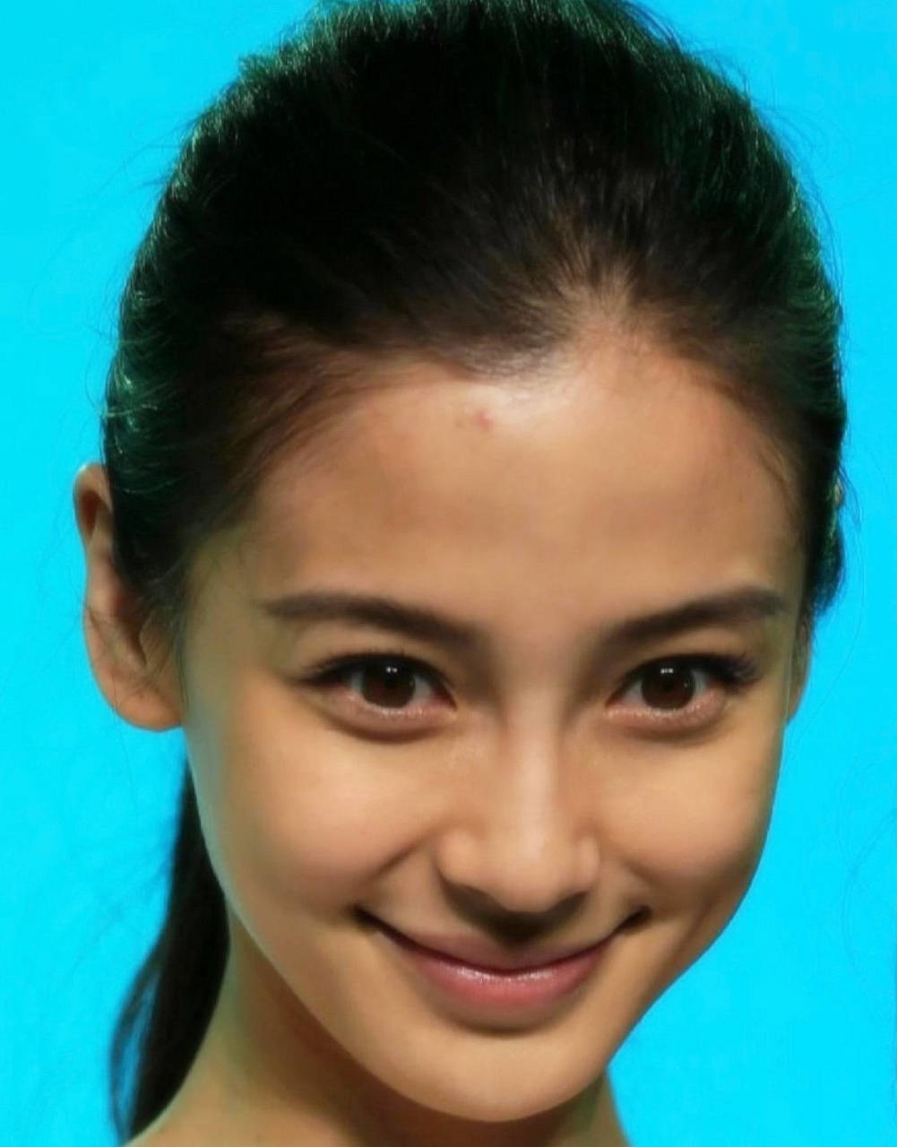 一组女星素颜照,打破自卑情结,张予曦妆前妆后判若两人