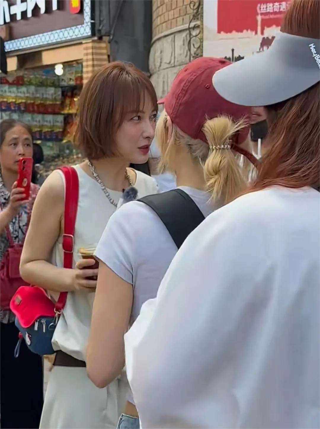 42岁吴昕在新疆逛集市私服打扮真时髦路人原相机暴露真实状态