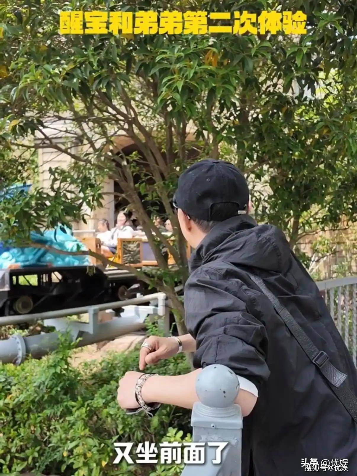 汪峰父亲节三孩出游13 岁二女儿罕见露脸姐妹比心太暖了