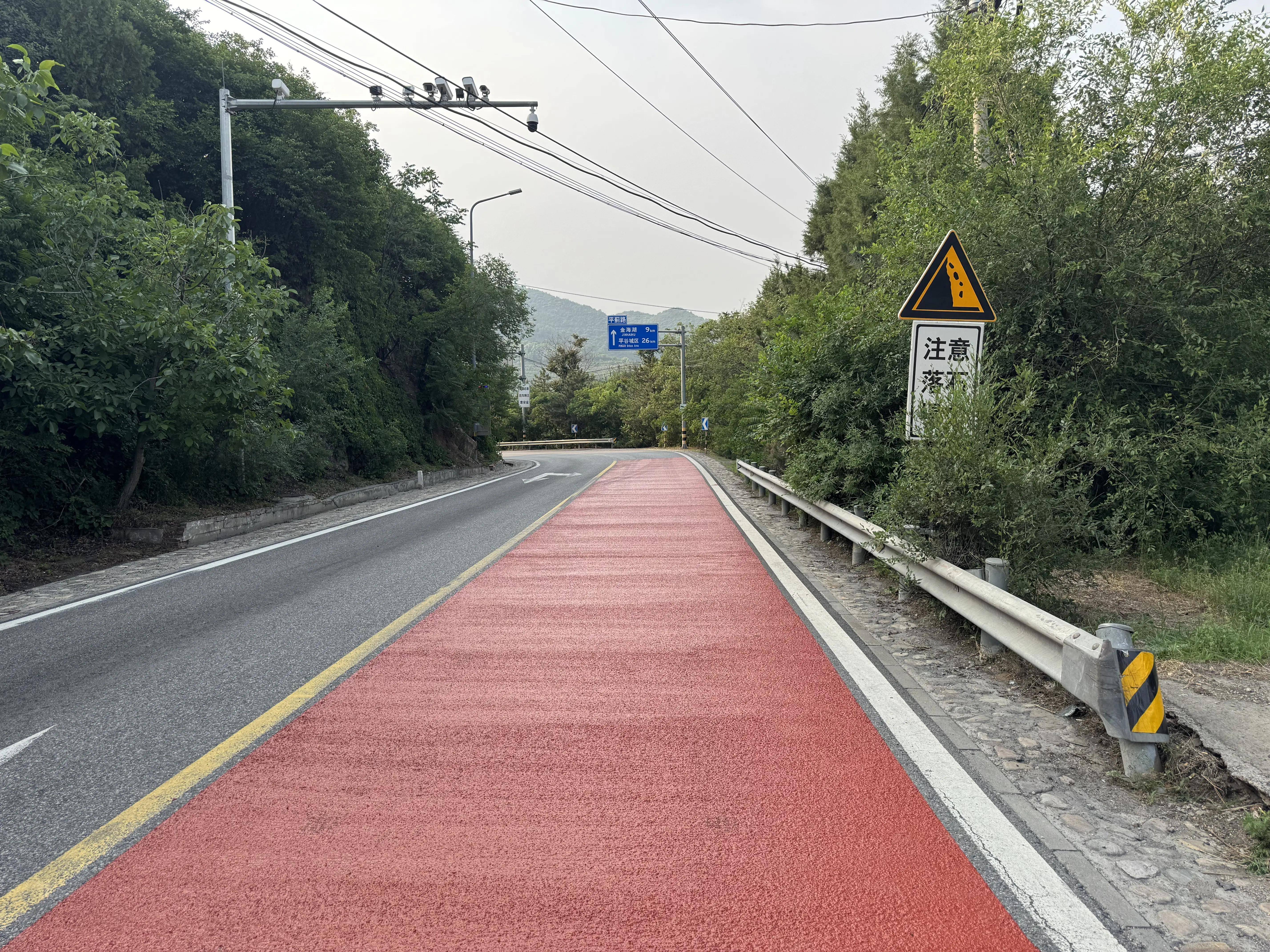 公路为何选择 mma 彩色防滑铺装?