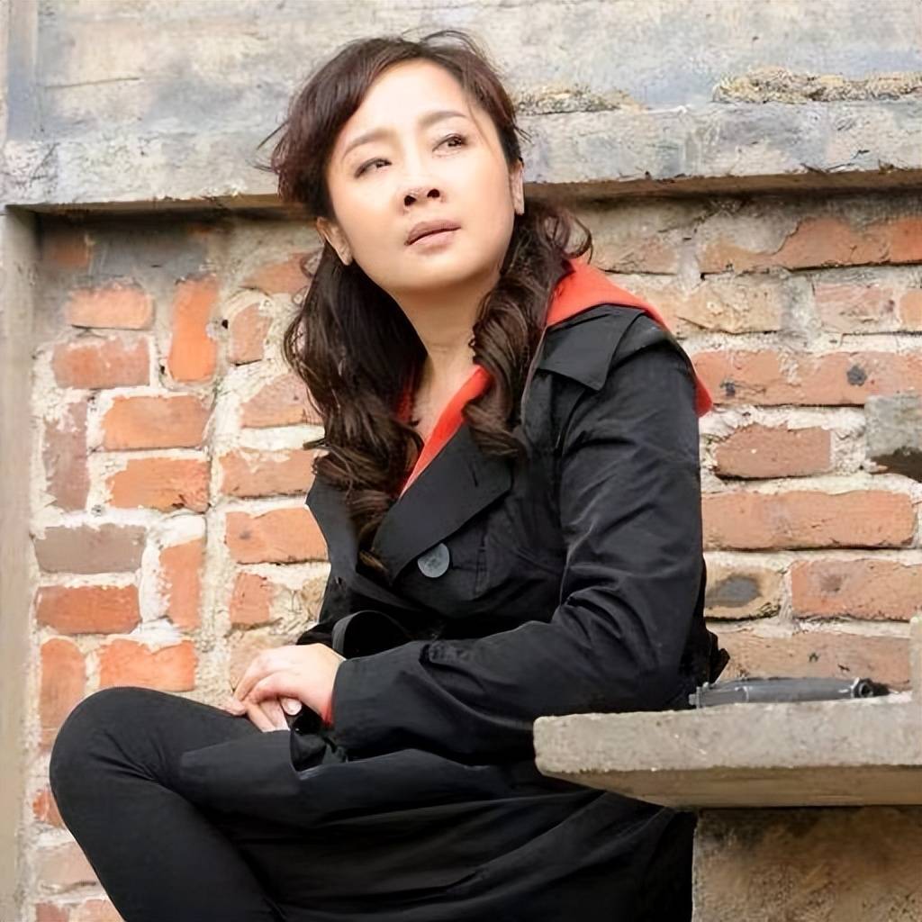 同父不同命,王新军前妻与现任生的儿子一对比,两人差距显而易见