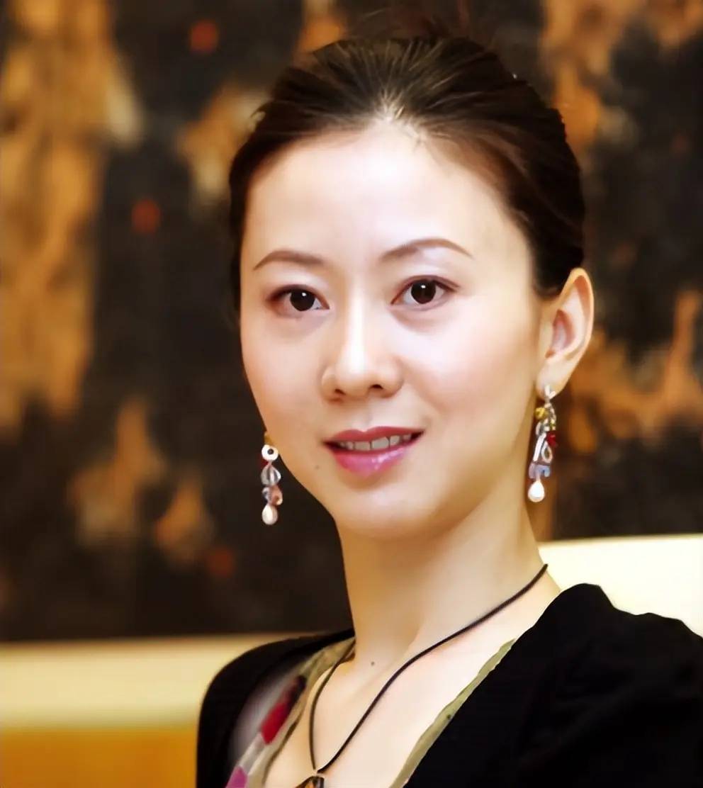 中国第一"裸模"汤加丽:走红被弃,父亲嫌弃,她如今如何?