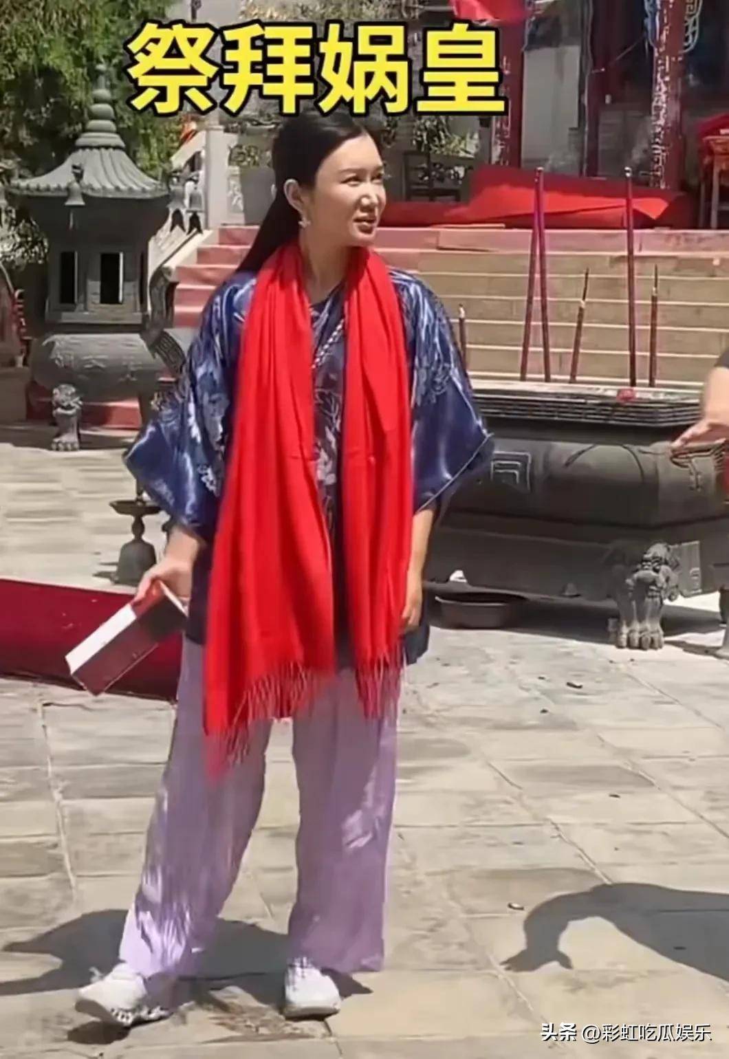 张纪中夫妇甘肃旅游，杜星霖身材走样，生图与精修图差异明显__张纪中夫妇甘肃旅游，杜星霖身材走样，生图与精修图差异明显