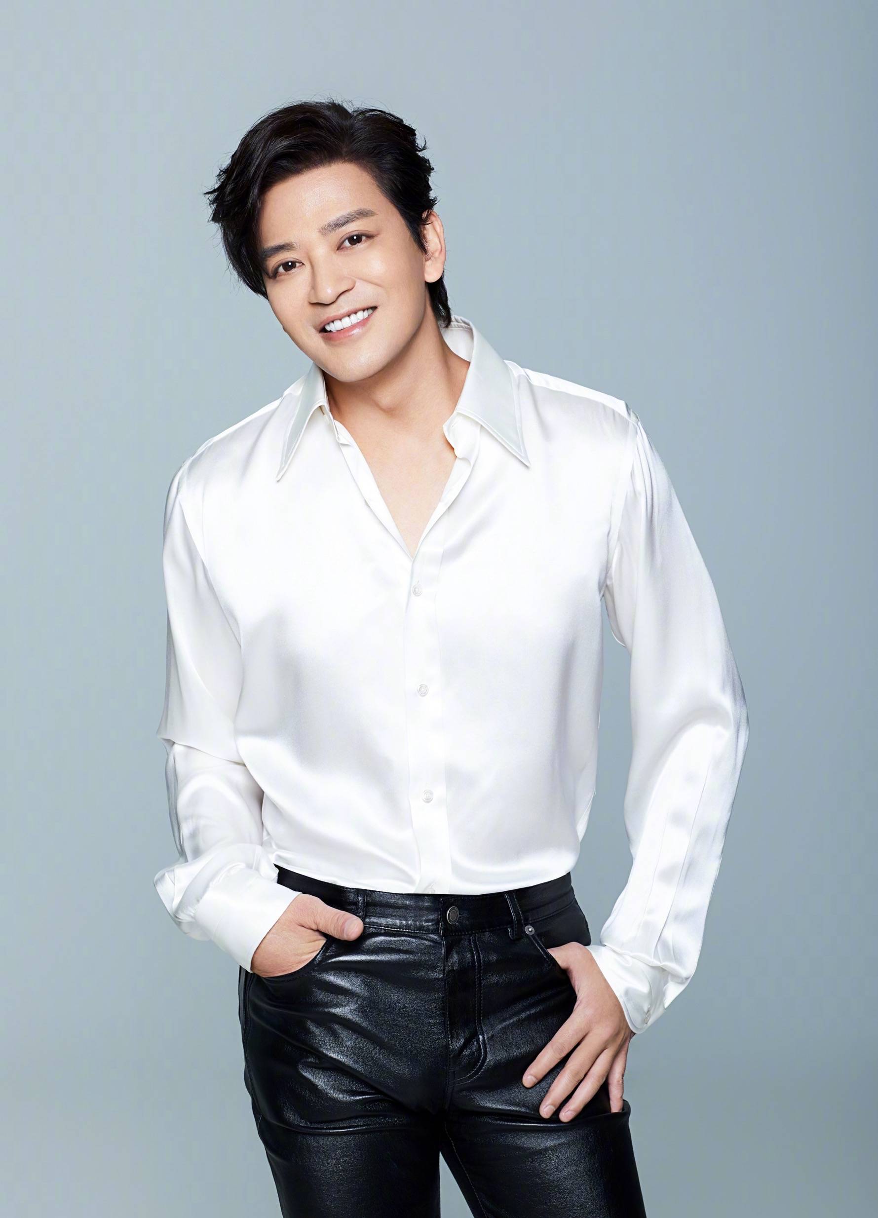 陈晓东晒女儿毕业照被指变脸,网友惊呼认不出,娇妻现身惊艳全场