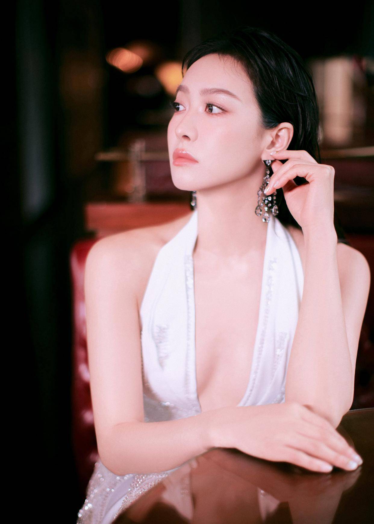 宋茜深V流苏白裙造型，奢华与简约融合，闪