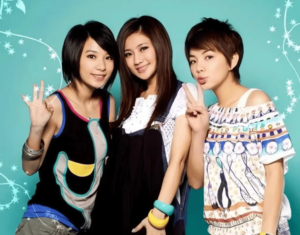 任家萱胖成球 和陈嘉桦台下看田馥甄演唱会激动落泪 she难合体同台