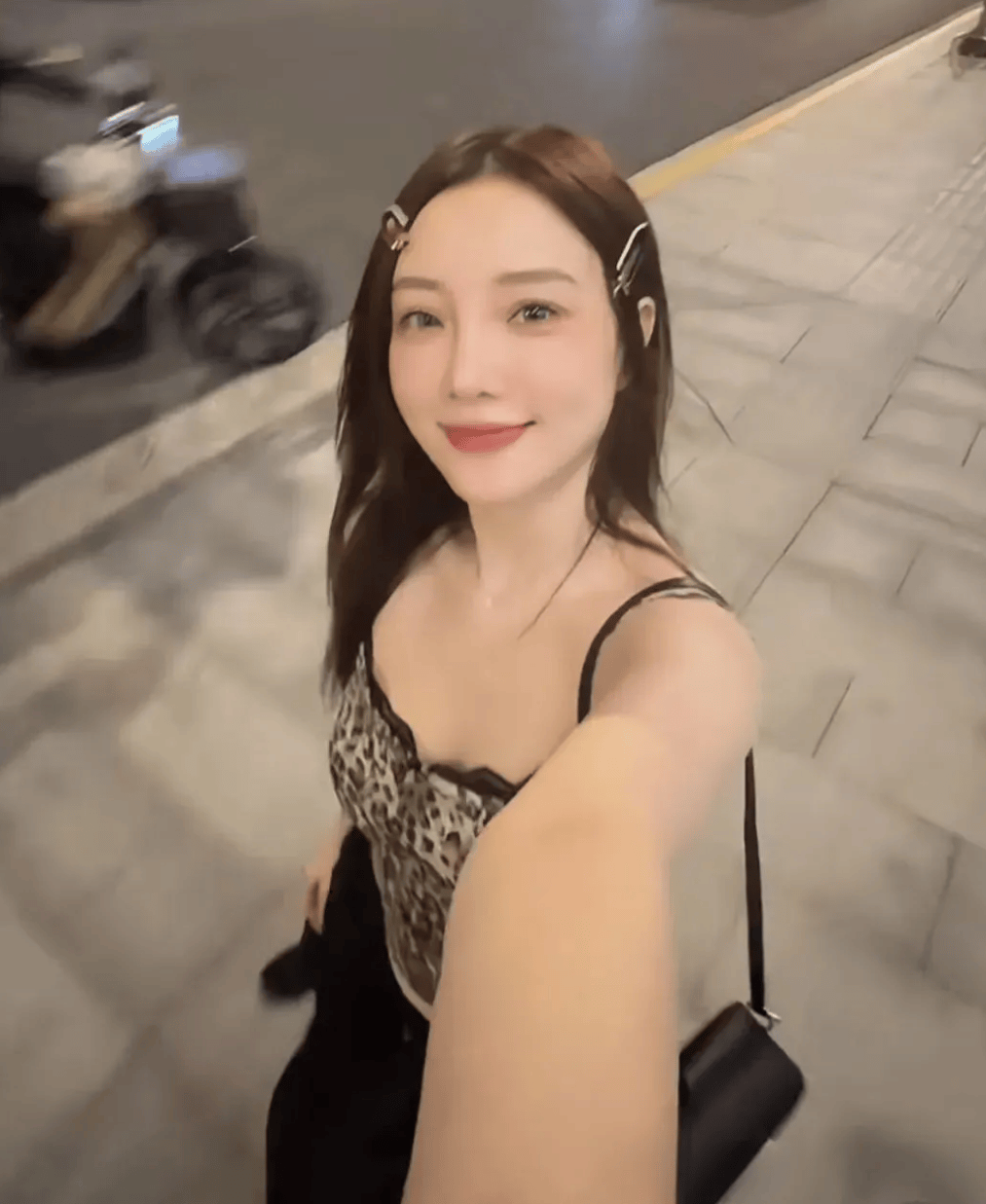 李小璐在小雨中蹦蹦跳跳,心情大好,仿佛忘记所有烦恼,超人妈妈的乐观