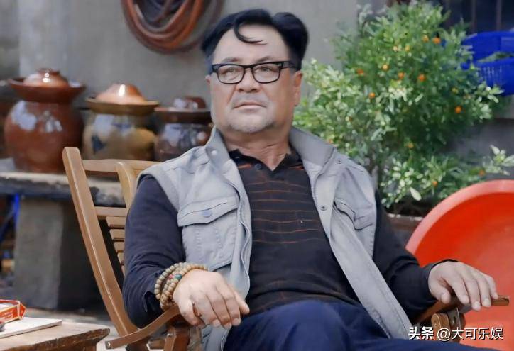 62岁尤勇智显老,妻子小10岁是央美教授,结婚23年无儿无女