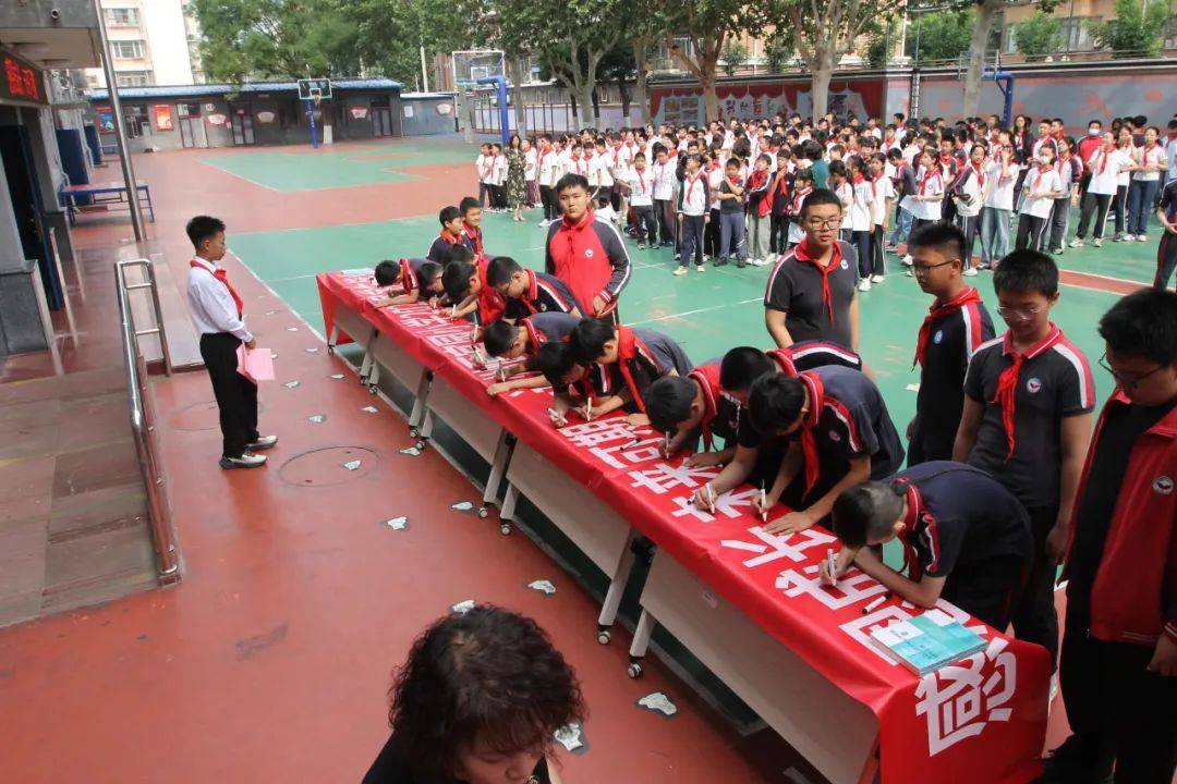北京市通州区官园小学举行2025届学生毕业典礼