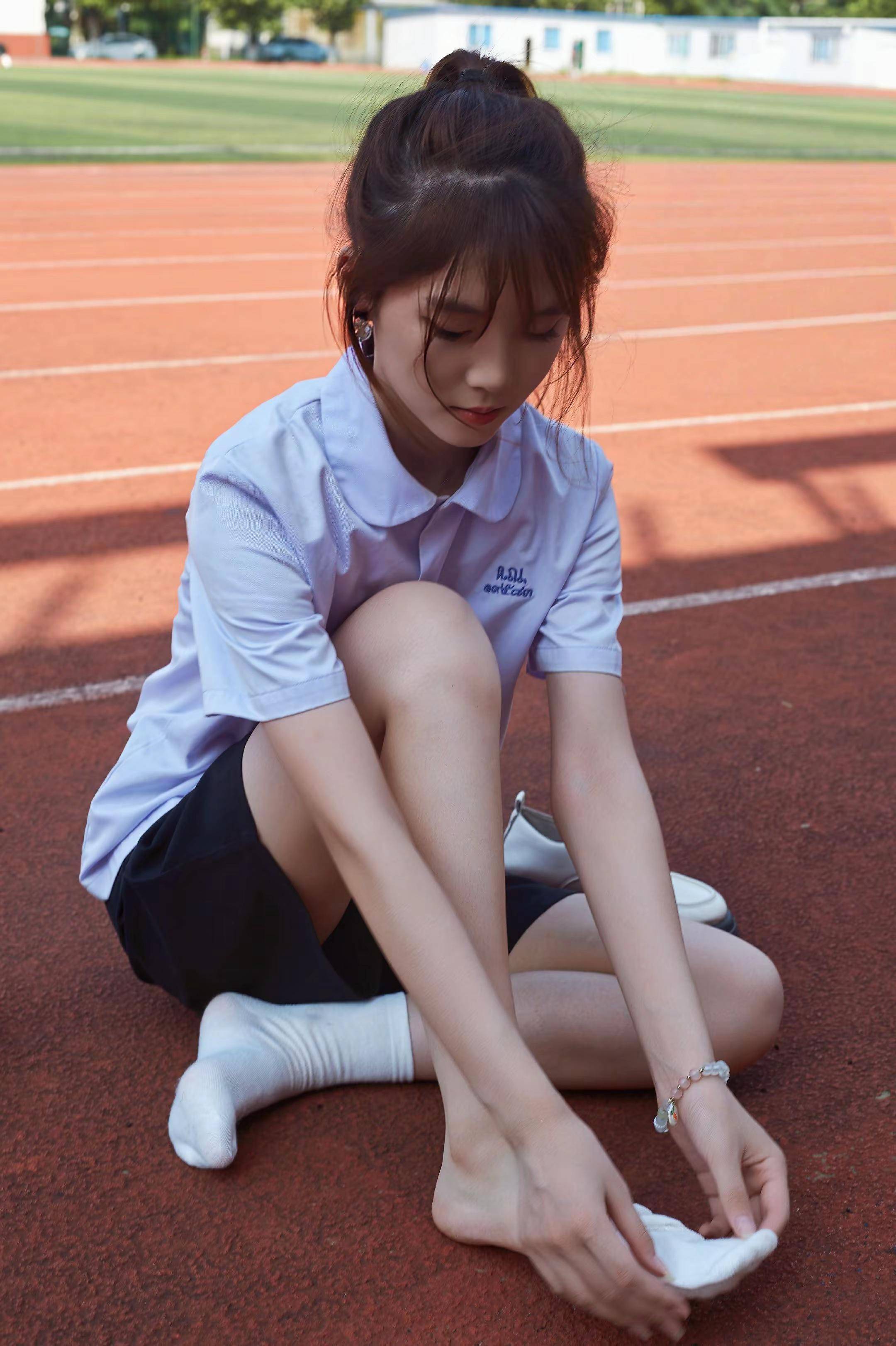 回想起初中时,学校统一要求每个学生穿着白袜子配运动鞋