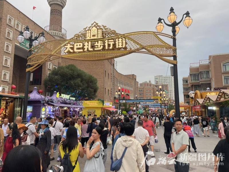 沿着高速看新疆丨炽热“夜”态点亮丝路“会客厅”