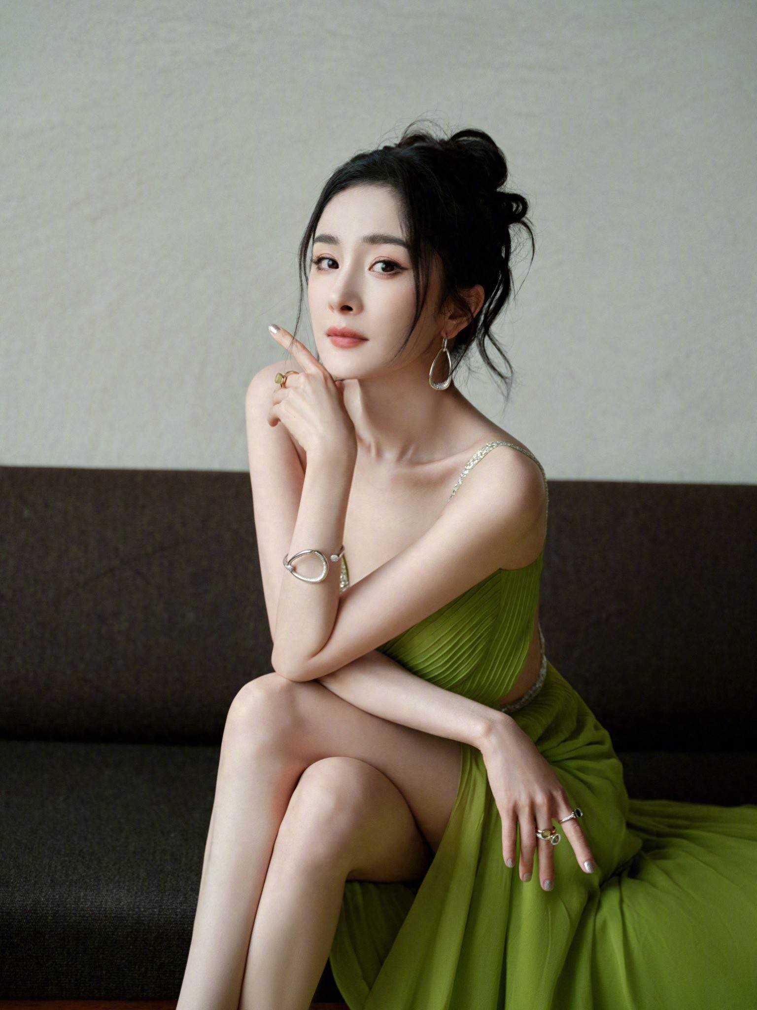 "其他女明星是在穿衣服,而杨幂则是驾驭衣服