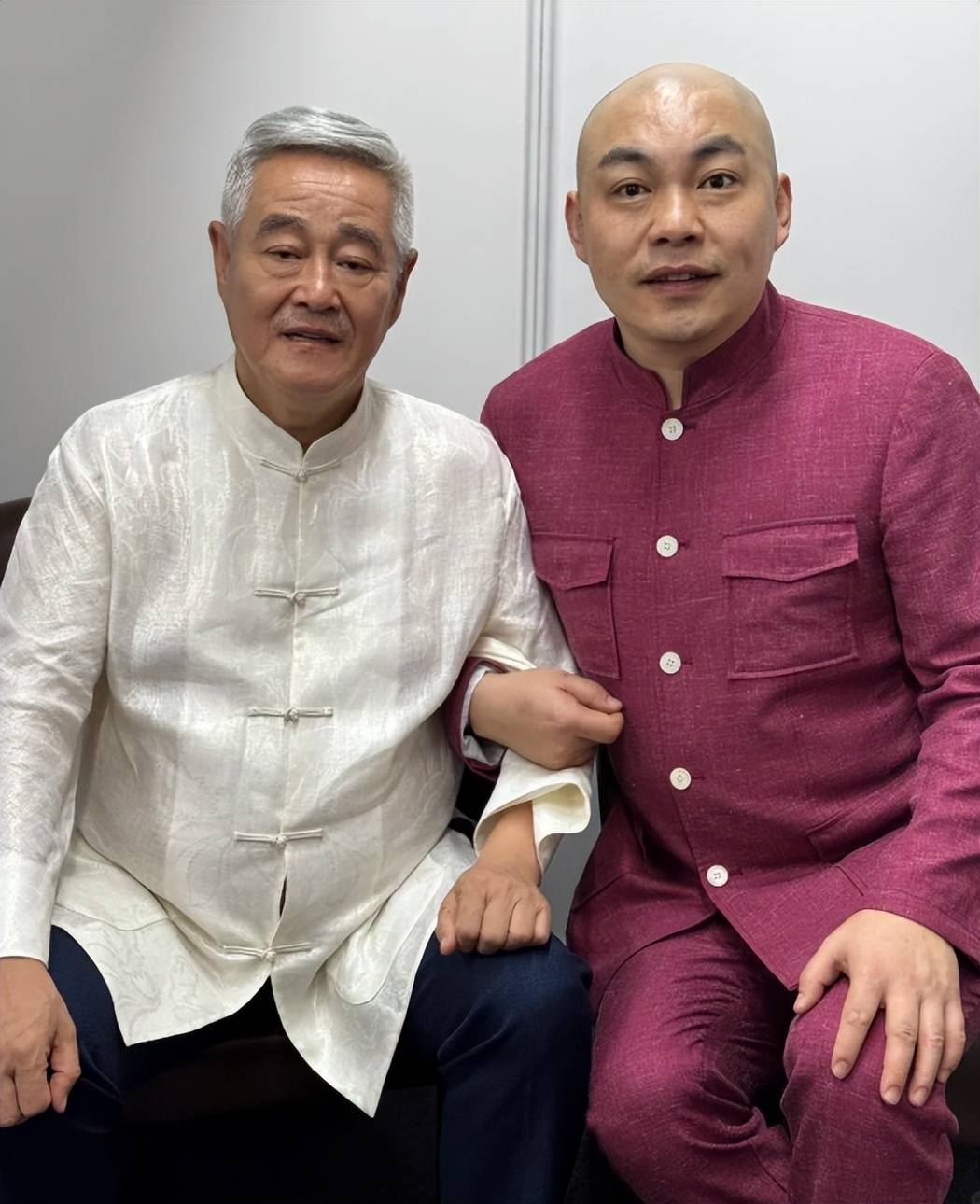 67岁赵本山健康堪忧,面部浮肿头发胡子全白,幸有徒弟女儿尽孝