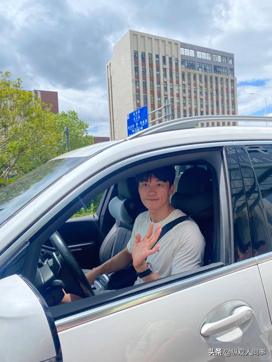 偶遇汪顺出发去集训开210万保时捷大长腿健硕豪车秒变玩具车