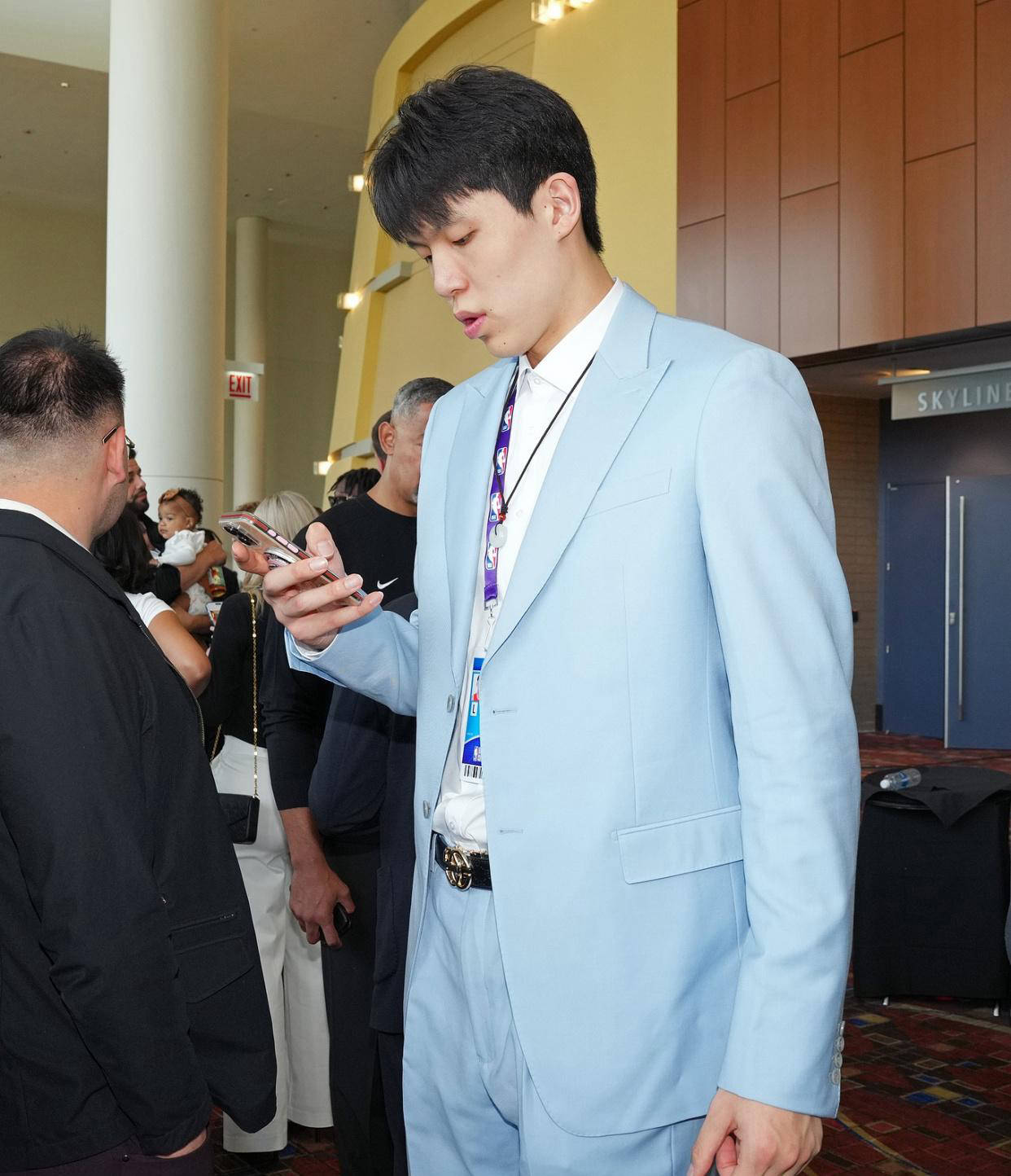 好热闹！开拓者为杨瀚森召开新闻发布会，ESPN发推送祝贺，美媒调侃
