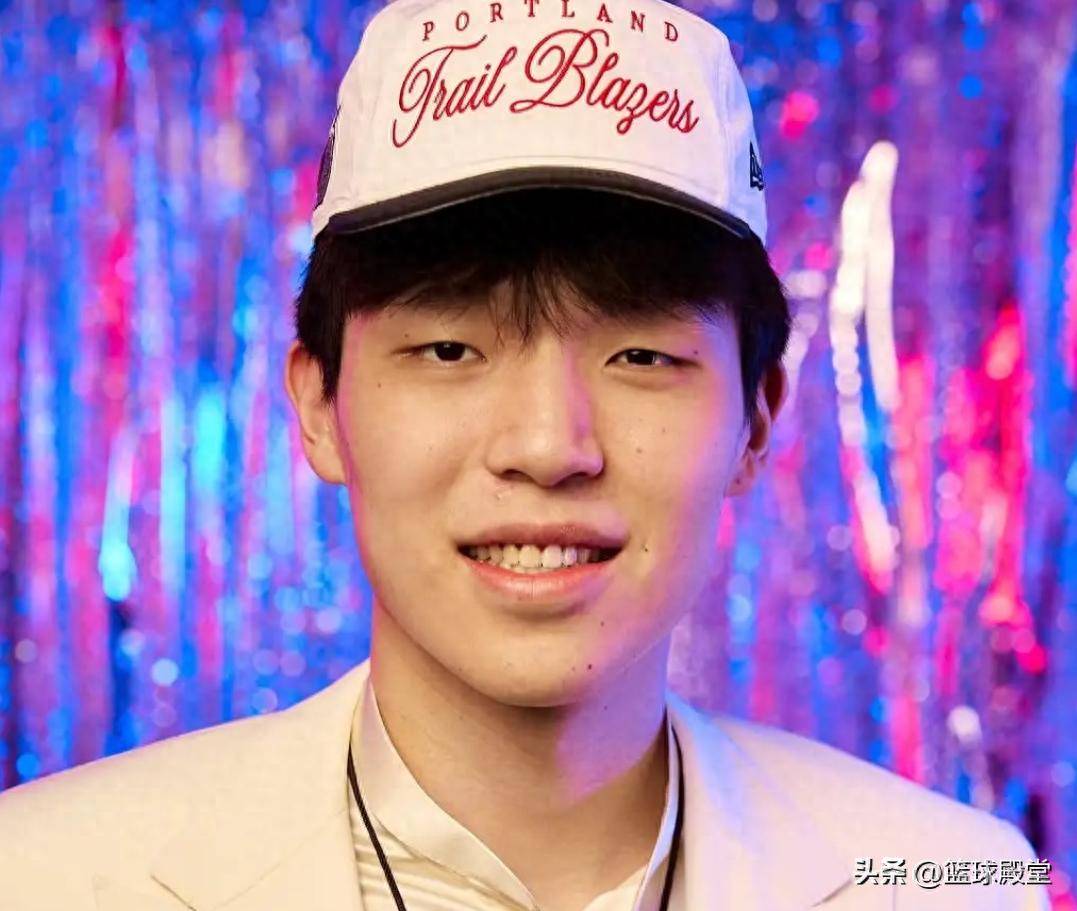 杨瀚森选中后忙不停！媒体采访+定妆照拍摄，明日专机出发报到！